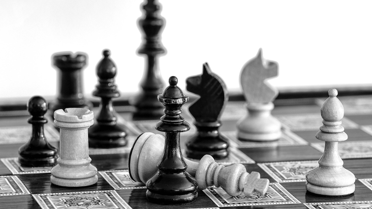 17831348-chess-5516446_1280